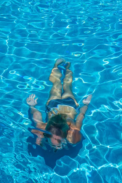 Una chica se relaja en una piscina — Foto de Stock