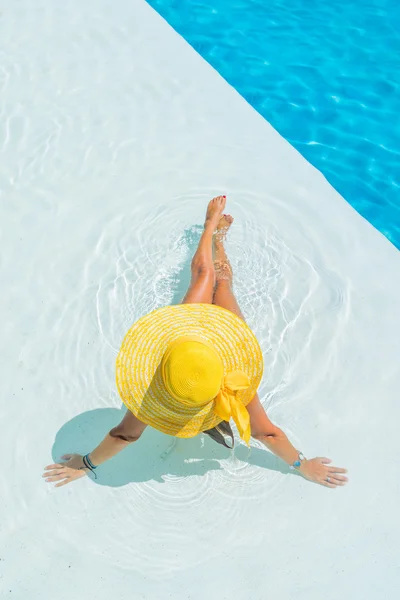 Mujer relajándose junto a la piscina — Foto de Stock