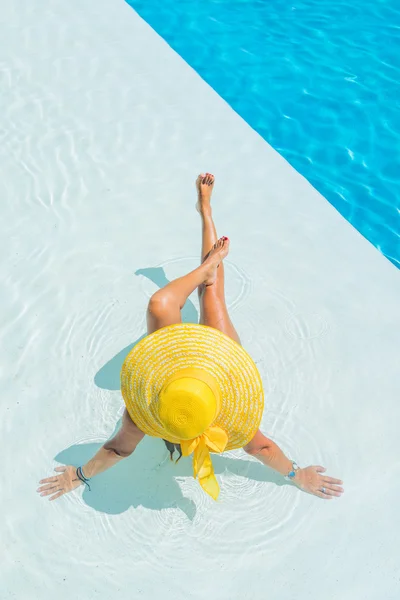 Mulher relaxante junto à piscina — Fotografia de Stock