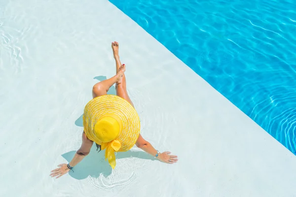 Femme se relaxant au bord de la piscine — Photo