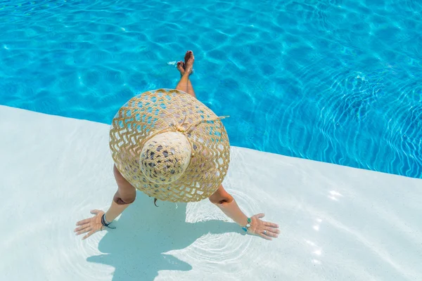 Mujer relajándose junto a la piscina —  Fotos de Stock