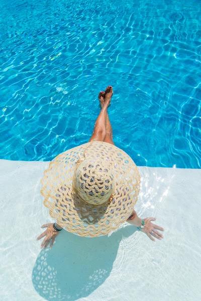 Frau entspannt sich am Pool — Stockfoto