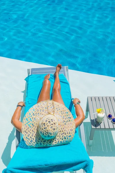 Vrouw ontspannen bij het zwembad — Stockfoto