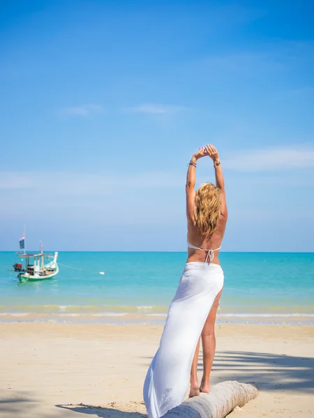 Vrouw genieten van perfecte zonnige dag wandelen op het strand — Stockfoto