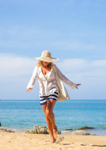 Γυναίκα που απολαμβάνει τέλειο ηλιόλουστη μέρα, περπατώντας στην παραλία — Φωτογραφία Αρχείου