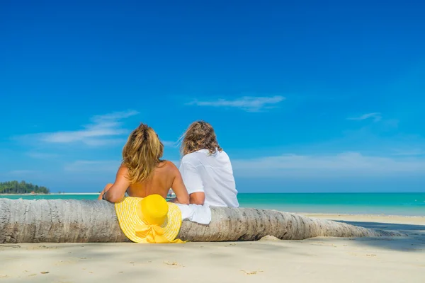 Par på en tropisk strand på Maldiverna — Stockfoto