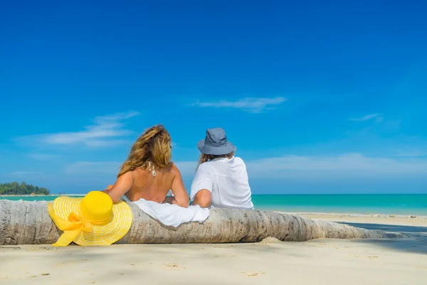 情侣在马尔代夫的热带海滩上 — 图库照片
