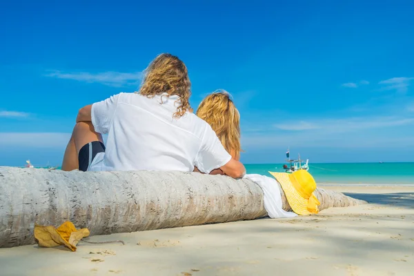 Par på en tropisk strand på Maldiverna — Stockfoto