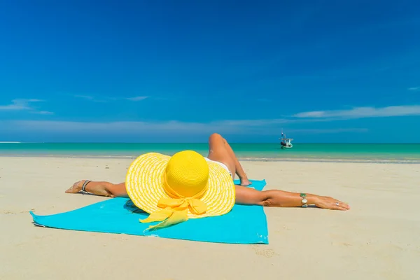 A sárga bikini trópusi tengerparton fekvő nő — Stock Fotó