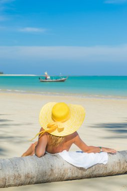 Kadın Hindistan cevizi ağacı tarafından rahatlatıcı tatil günleri