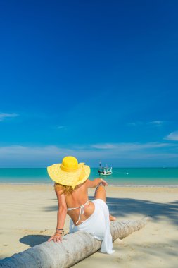 Kadın Hindistan cevizi ağacı tarafından rahatlatıcı tatil günleri