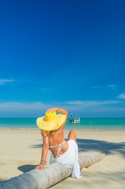 Kadın Hindistan cevizi ağacı tarafından rahatlatıcı tatil günleri