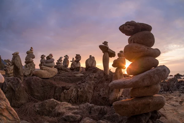 Pyramidy kameny na písek symbolizující zen, harmonii, rovnováhu. Oceán — Stock fotografie