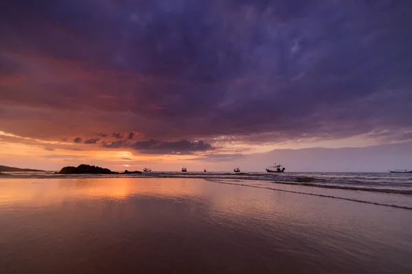 Pôr do sol sobre a praia de Khao Lak — Fotografia de Stock