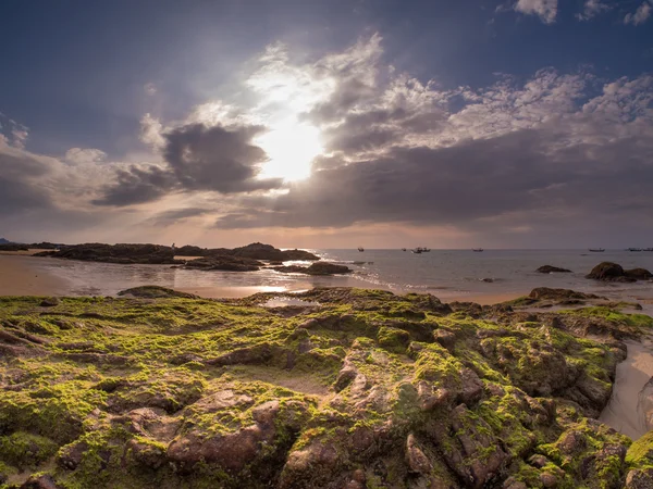 Günbatımı khao lak Plajı üzerinde — Stok fotoğraf