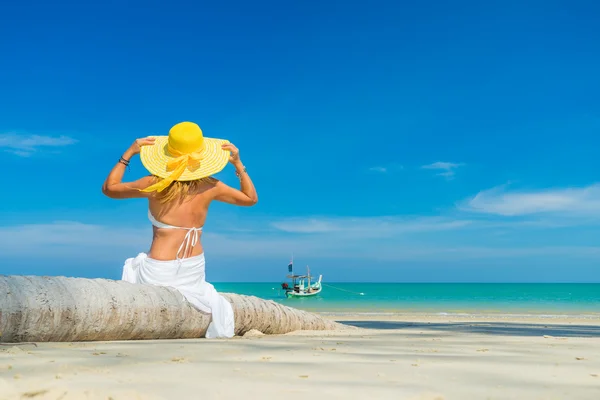 Mujer de vacaciones relajándose junto al cocotero —  Fotos de Stock