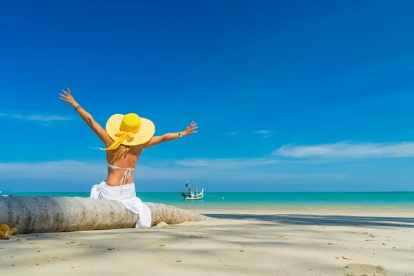 Frau im Urlaub entspannt an der Kokospalme — Stockfoto