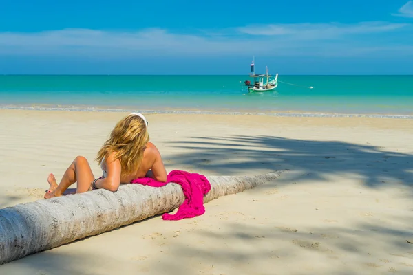 Donna in vacanza rilassante vicino al cocco — Foto Stock