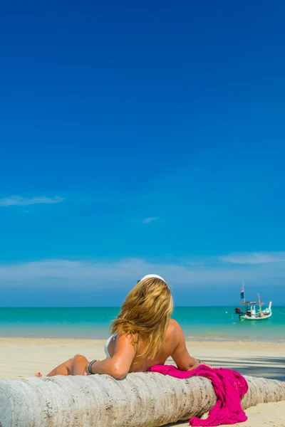 Mulher em férias relaxando junto ao coqueiro — Fotografia de Stock