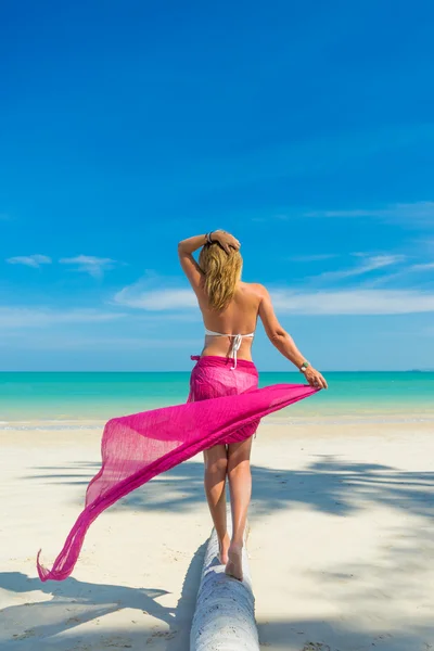 Vrouw op vakantie ontspannen door de kokospalm — Stockfoto