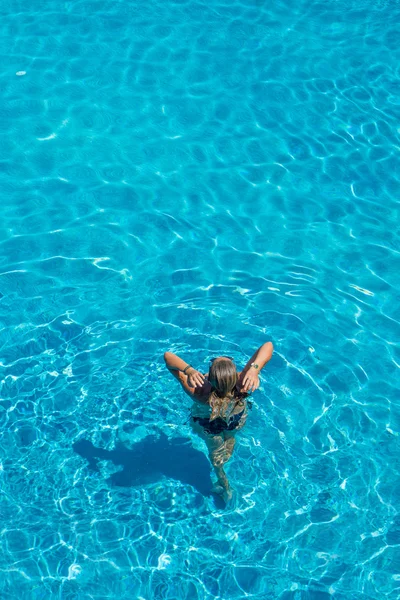 Ένα κορίτσι είναι χαλαρώνοντας στην πισίνα — Φωτογραφία Αρχείου