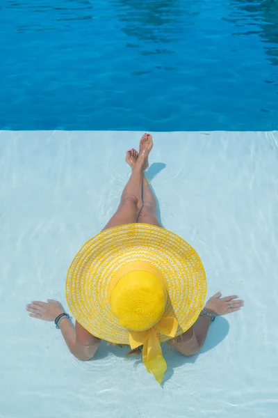 Frau entspannt sich am Pool — Stockfoto