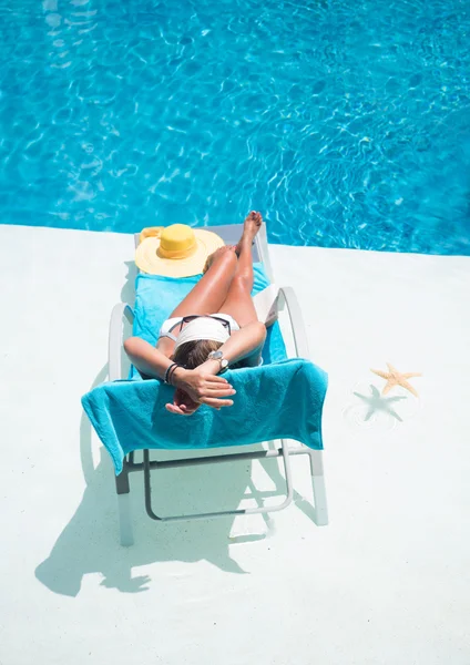 Femme en chapeau détente au lit de la piscine — Photo