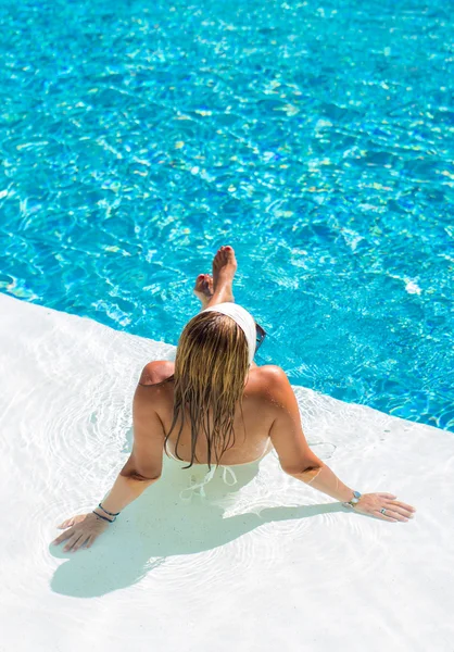 Una chica se relaja en una piscina — Foto de Stock