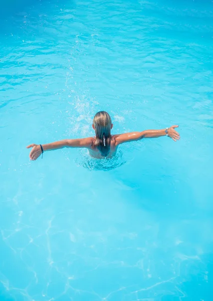 Femme à la piscine — Photo