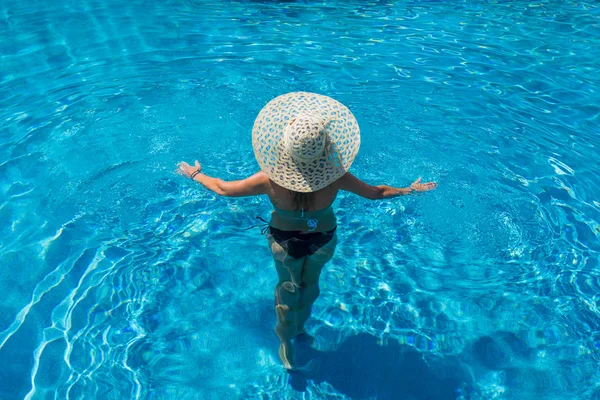 Donna rilassante in piscina — Foto Stock