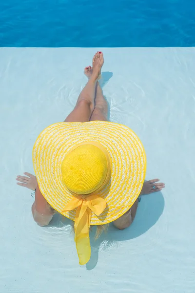 Vrouw ontspannen bij het zwembad — Stockfoto