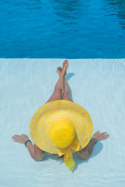 Kvinna avkopplande vid poolen — Stockfoto