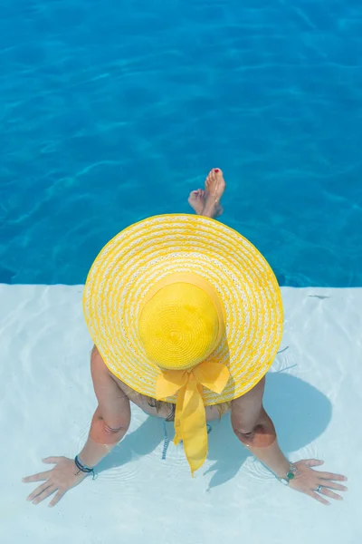 Жінка розслабляється біля басейну — стокове фото