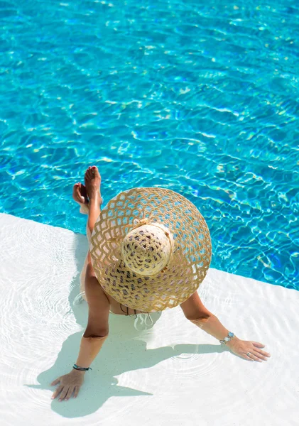 Mujer relajándose en la piscina —  Fotos de Stock