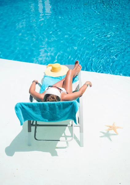 Donna in cappello relax a bordo piscina — Foto Stock