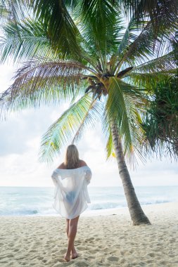 Sahilde zarif kadın