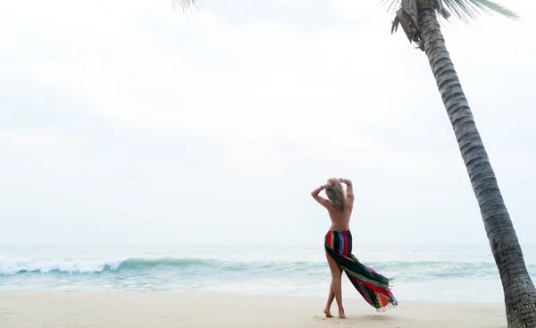 Mujer con clase en la playa — Foto de Stock