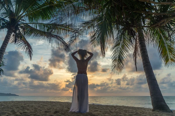Stijlvolle vrouw op het strand — Stockfoto