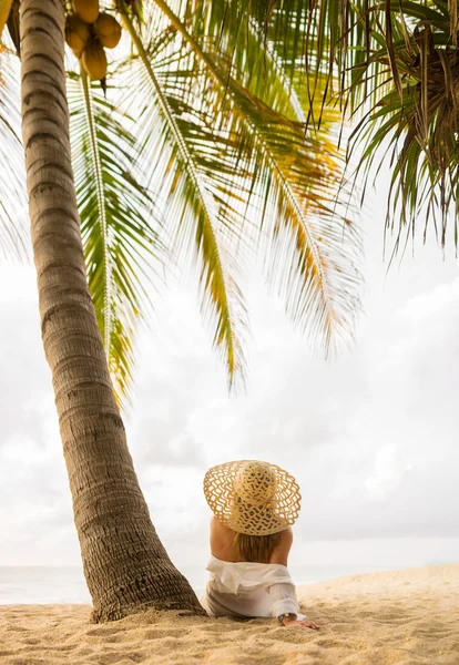 Femme chic sur la plage — Photo