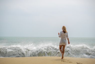 Sahilde zarif kadın