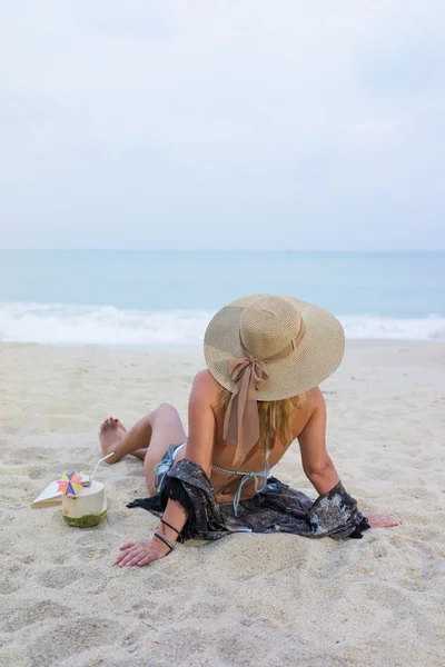 Elegant kvinna på stranden — Stockfoto