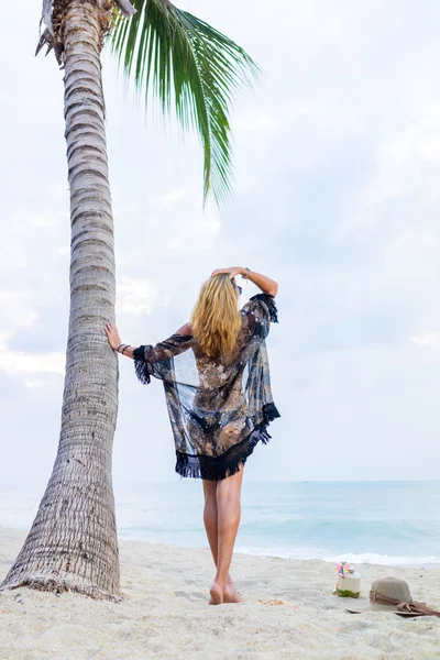 Stijlvolle vrouw op het strand — Stockfoto