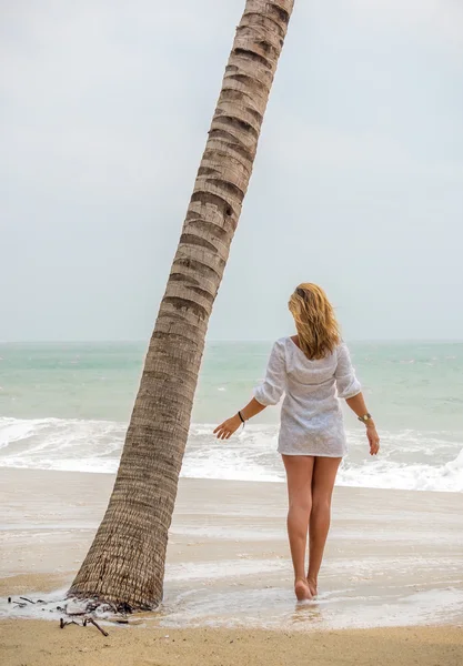 Elegante Frau am Strand — Stockfoto