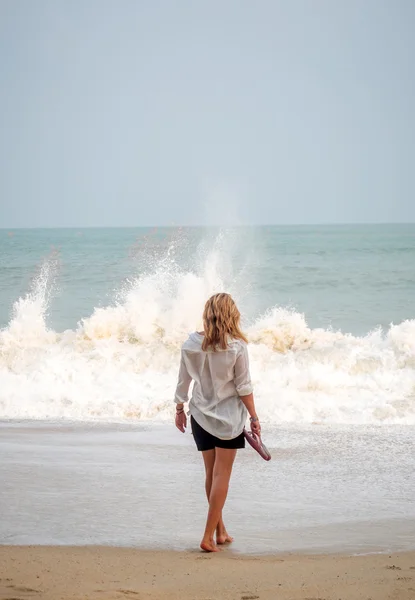 Stijlvolle vrouw op het strand — Stockfoto