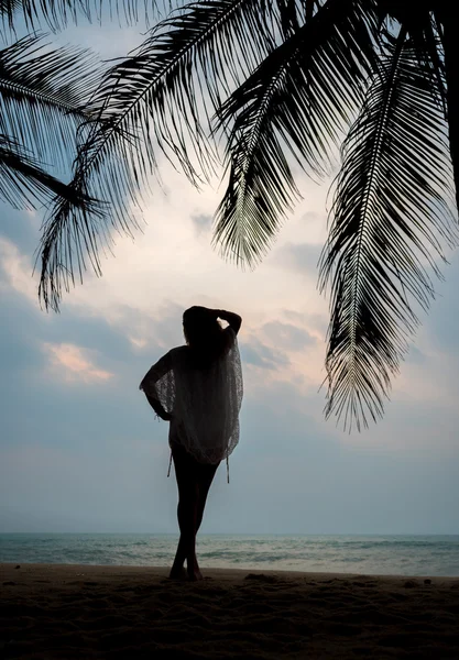 Elegant kvinna på stranden — Stockfoto
