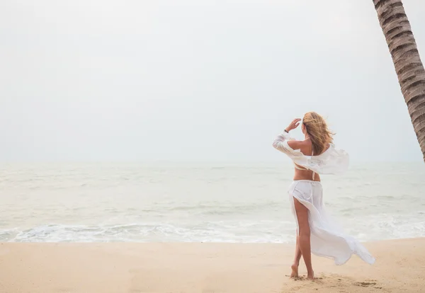 Eleganckie kobiety na plaży — Zdjęcie stockowe
