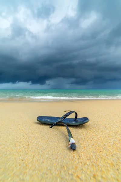 Sandalias, chanclas en la playa — Foto de Stock