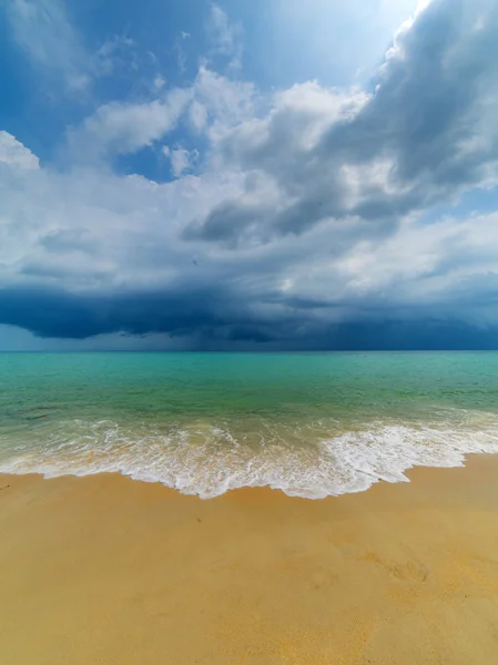 Praia e mar tropical — Fotografia de Stock