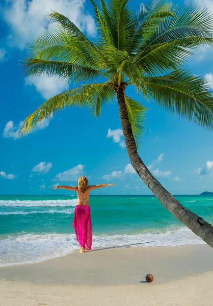 Krásná žena na pláži. Poda island. — Stock fotografie