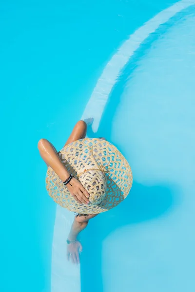 Uma menina está relaxando em uma piscina — Fotografia de Stock